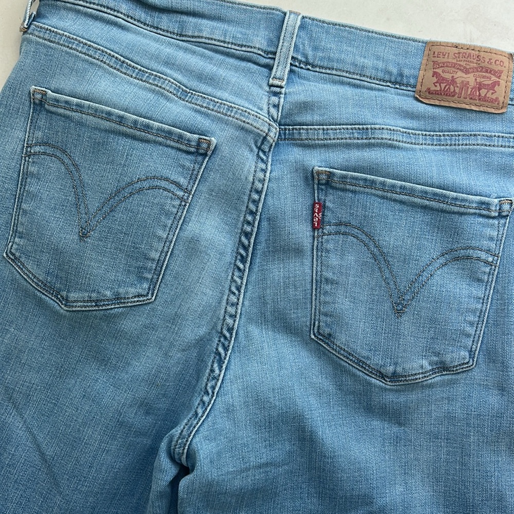 EUC Levis Blue Jeans with bow detail - Picture 5 of 5